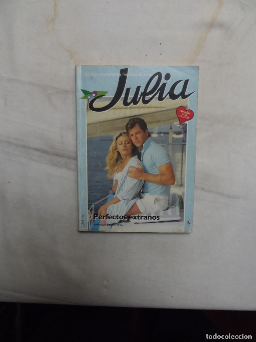 Libros de segunda mano: NOVELA ROMANTICA JULIA - PERFECTOS EXTRA&Ntilde;OS DE AMANDA BROWNING