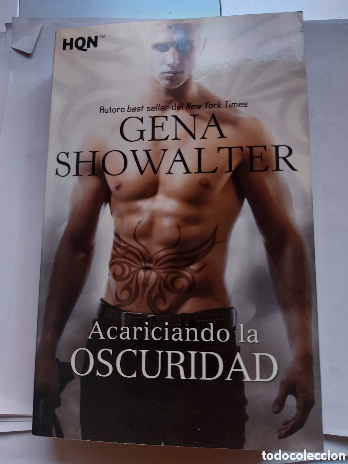 Libros de segunda mano: ACARICIANDO LA OSCURIDAD de Gena Showalter