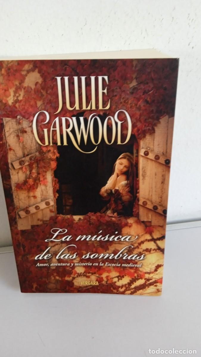 Libros de segunda mano: LA M&Uacute;SICA DE LAS SOMBRAS Julie Garwood