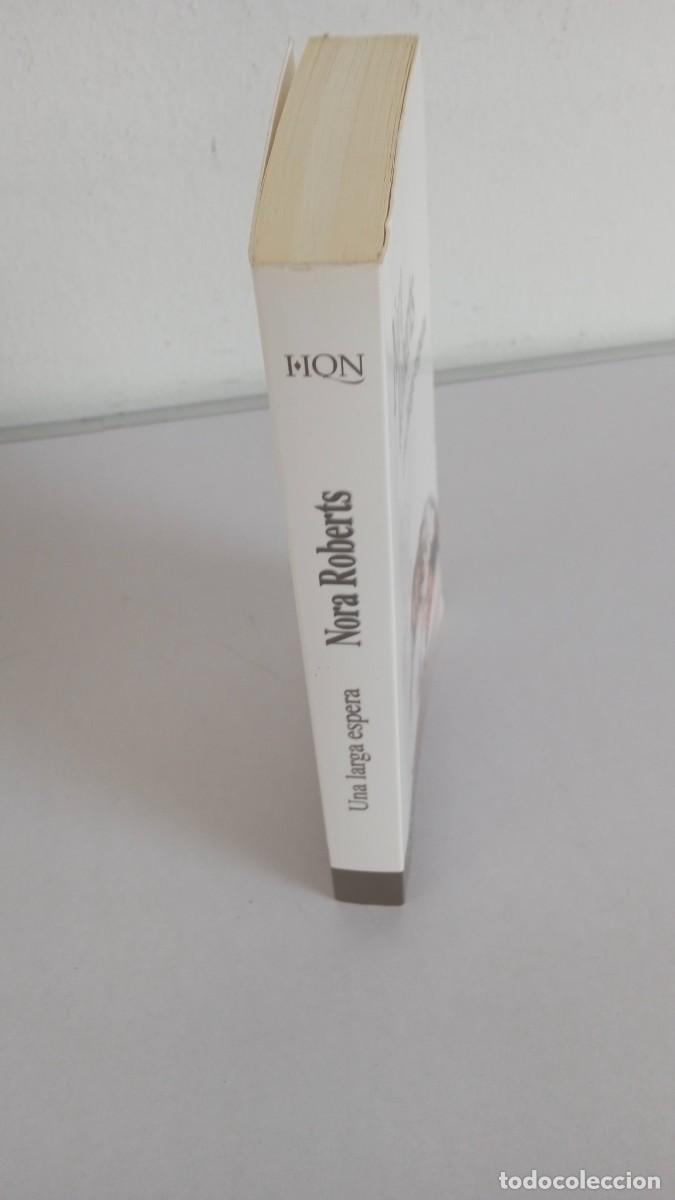 Libros de segunda mano: UNA LARGA ESPERA Nora Roberts - Foto 2