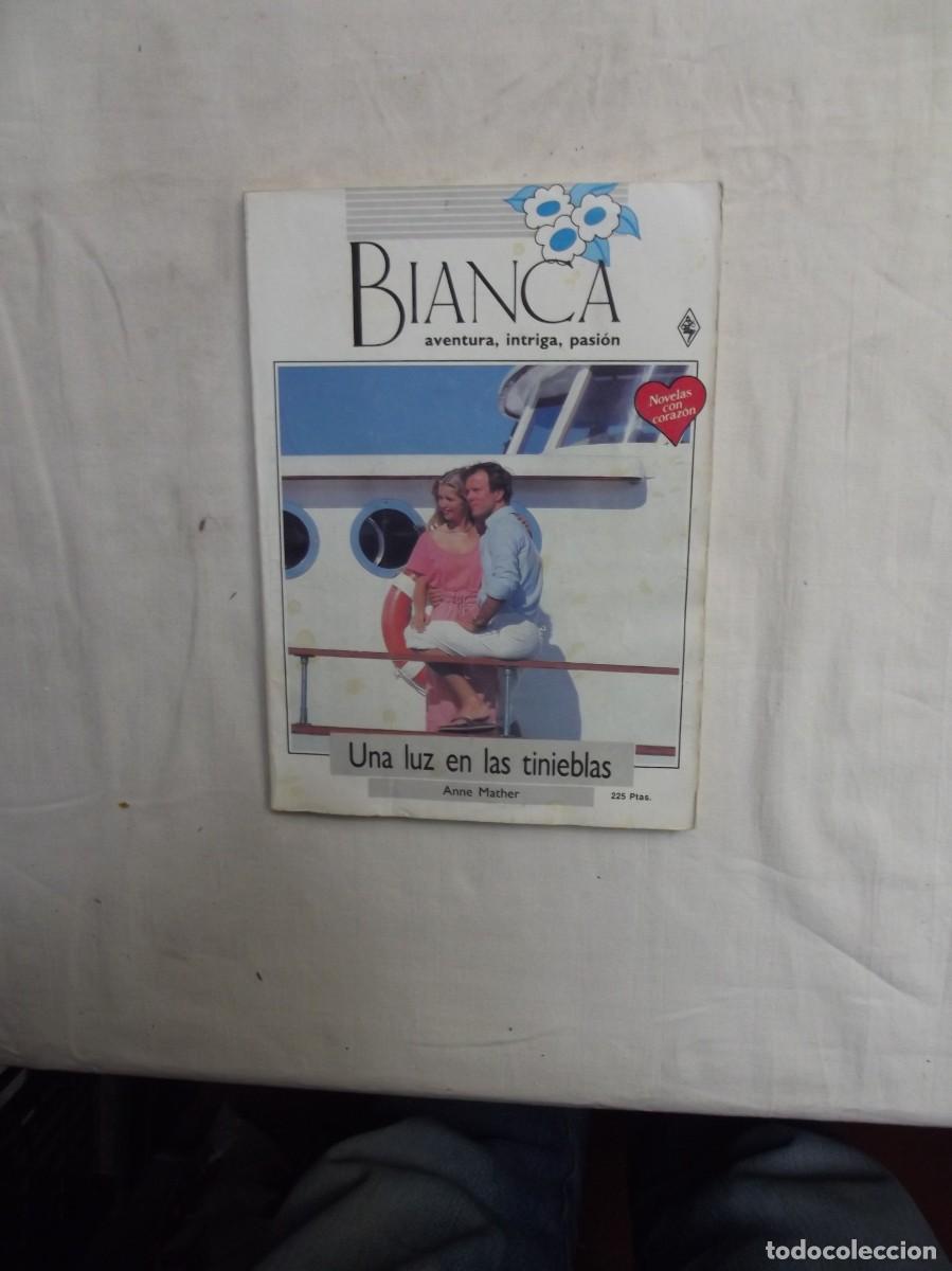 Libros de segunda mano: NOVELA ROMANTICA BIANCA - UNA LUZ EN LAS TINIEBLAS DE ANNE MATHER