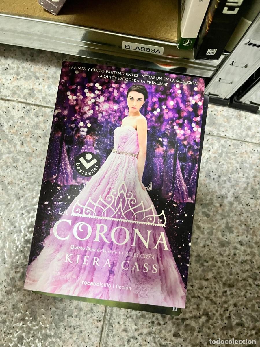 Libros de segunda mano: BLAS83A - La corona &ndash; Kiera Cass. Rocaeditorial / Rocabolsillo. Novela juvenil dist&oacute;pica y rom&aacute;ntica