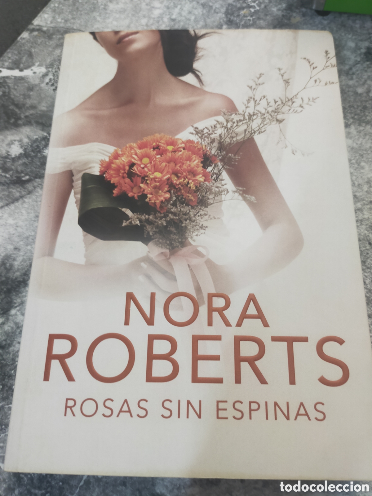 Libros de segunda mano: Libro Nora Roberts, Rosas sin espinas