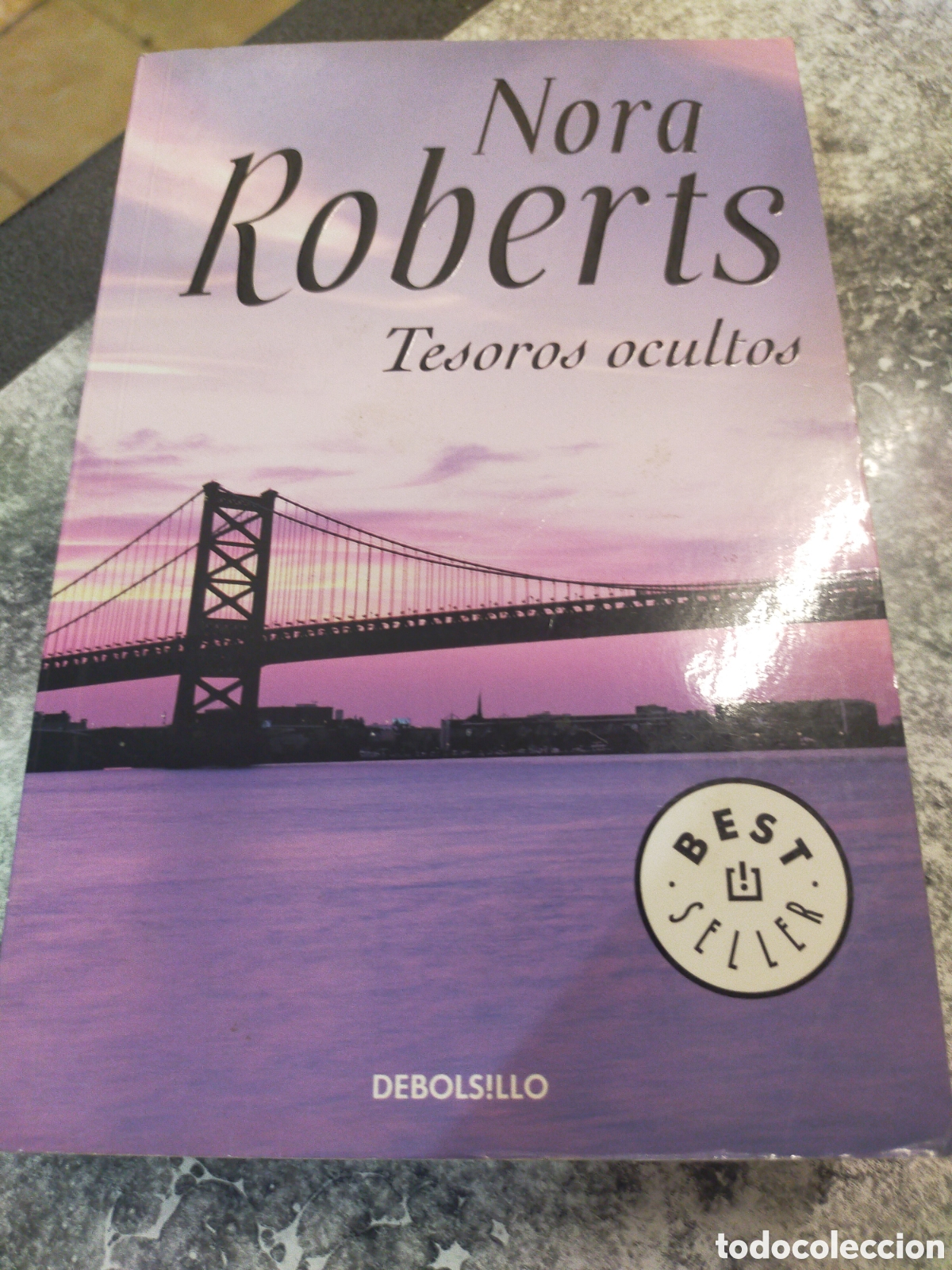 Libros de segunda mano: Libro Nora Roberts Tesoros ocultos, de bolsillo