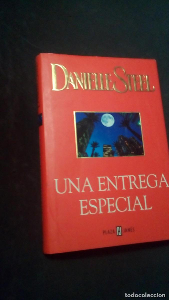 Libros de segunda mano: DANIELLE STEEL-UNA ENTREGA ESPECIAL-COMO NUEVO-TAPA DURA CON SOBRECUBIERTA-PLAZA & JAN&Eacute;S