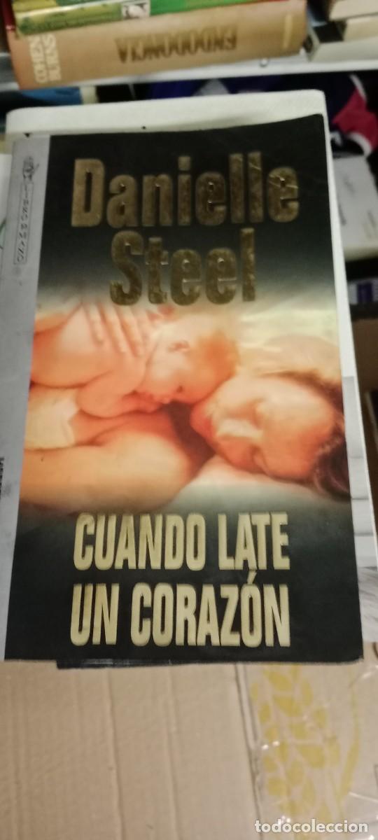 Libros de segunda mano: CUANDO LATE UN CORAZON DANIELLE STEEL LIBRO M-COL