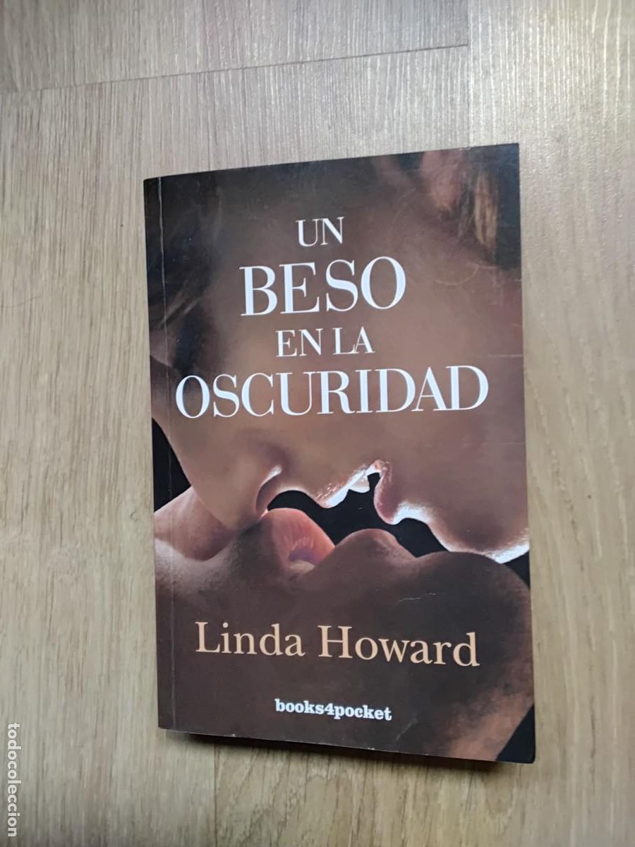 Libros de segunda mano: UN BESO EN LA OSCURIDAD. LINDA HOWARD. BOOKS 4 POCKETS. EDICIONES URANO. ALICIA S&Aacute;NCHEZ MILLET. 2010