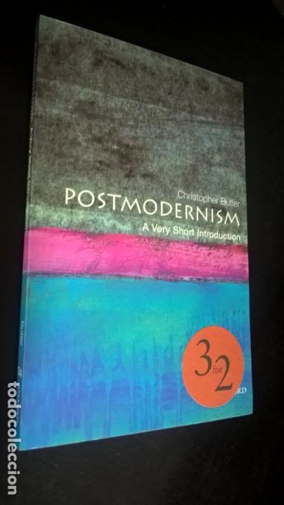 Libros de segunda mano: POSTMODERNISM A VERY SHORT INTRODUCTION. CHRISTOPHER BUTLER. EN INGLES. - Foto 1