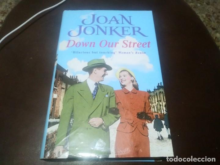 Libros de segunda mano: Libro BOOK BCA. Joan Jonker. Down Our Street - Foto 1