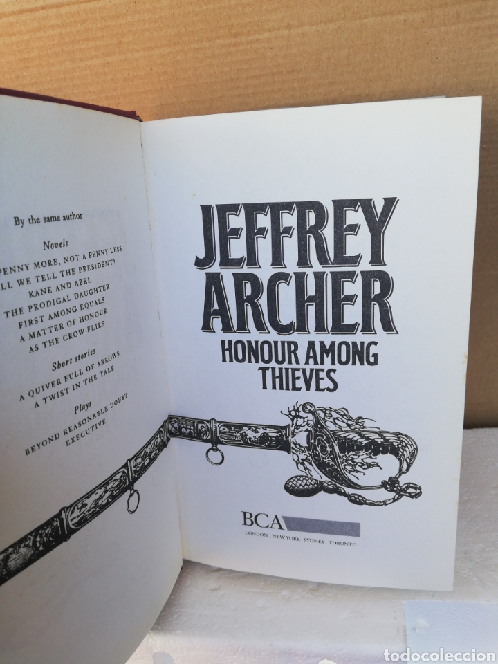 Libros de segunda mano: Honour among thieves. Jeffrey Archer - Foto 3