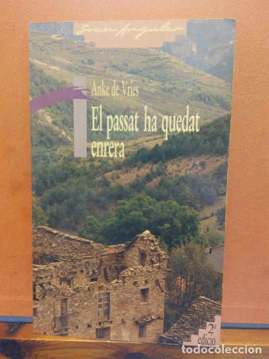 Libros de segunda mano: EL PASSAT HA QUEDAT ENRERA. ANKE DE VRIES. EDICIONES SM - Foto 1
