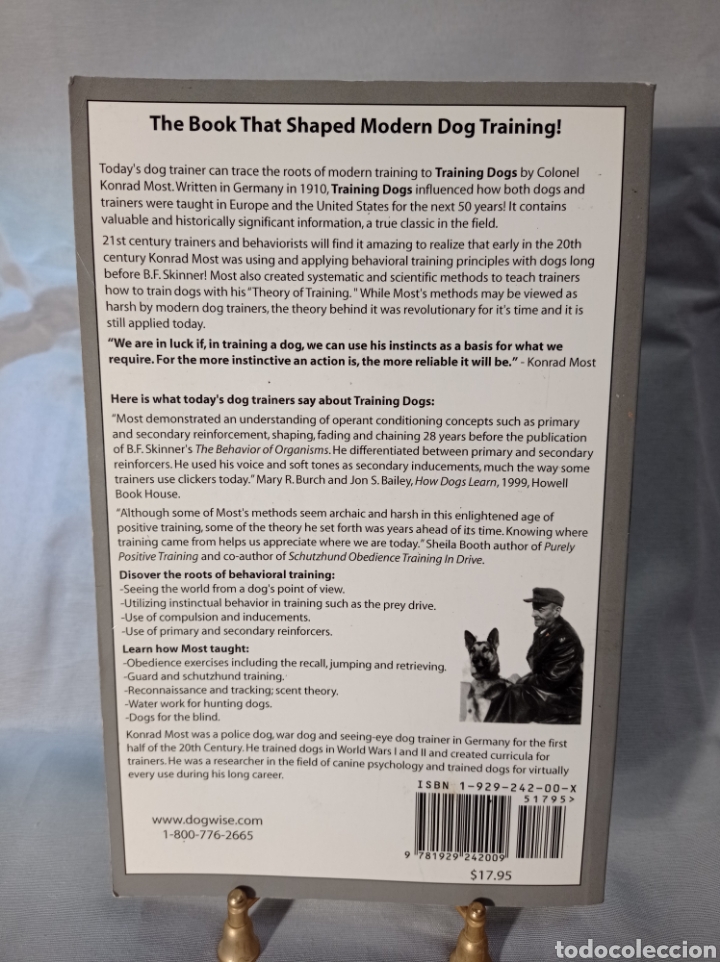 Libros de segunda mano: TRAINING DOGS A MANUAL - Foto 2