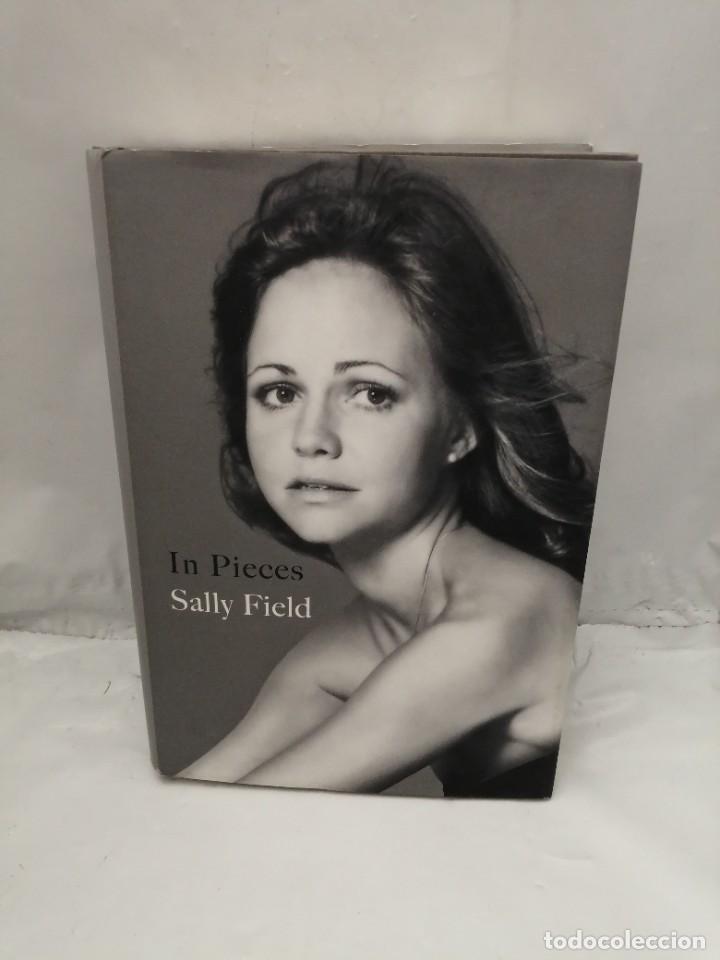 Libros de segunda mano: IN PIECES (FIRST EDITION, HARDCOVER) - Foto 1