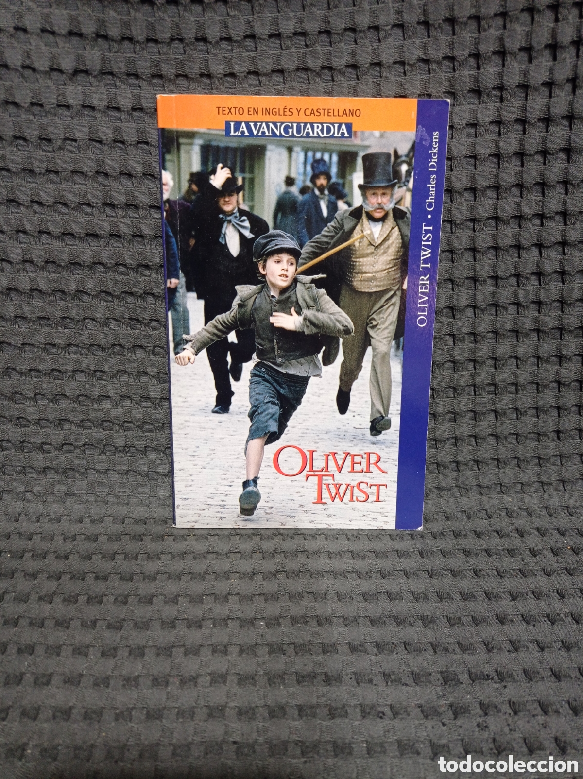 Libros de segunda mano: Oliver Twist (Charles Dickens) - Foto 1