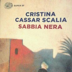 Libros de segunda mano: SABBIA NERA (2018) CRISTINA CASSAR SCALIA (EDICIÓN EN ITALIANO) TAPA BLANDA