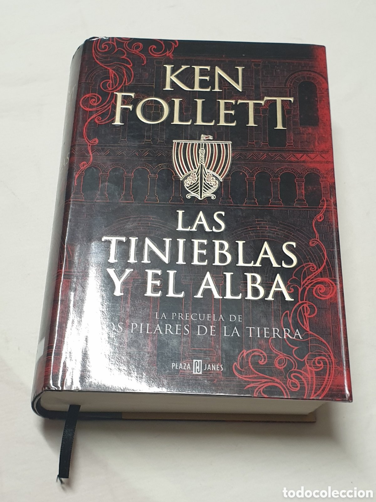Libro Las Tinieblas Y El Alba (La Precuela De Los Pilares De La Tierra) de Ken  Follett (Español)