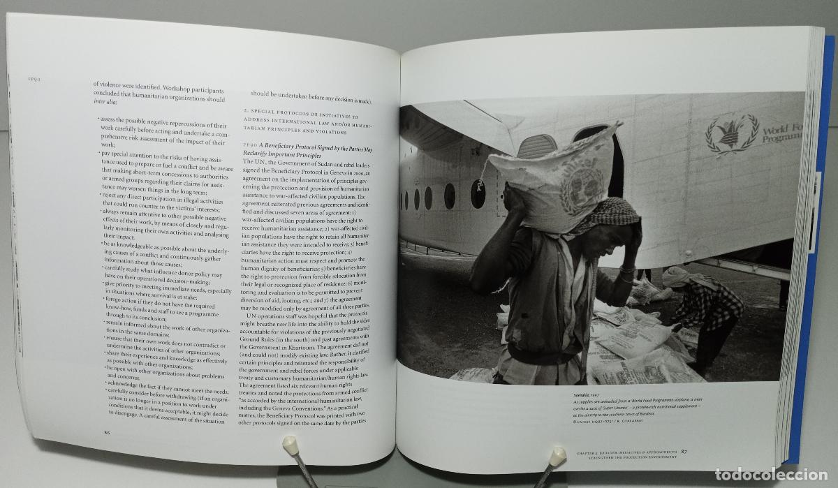 Libros de segunda mano: Growing the sheltering tree. Protecting rights through humanitarian action - Foto 2