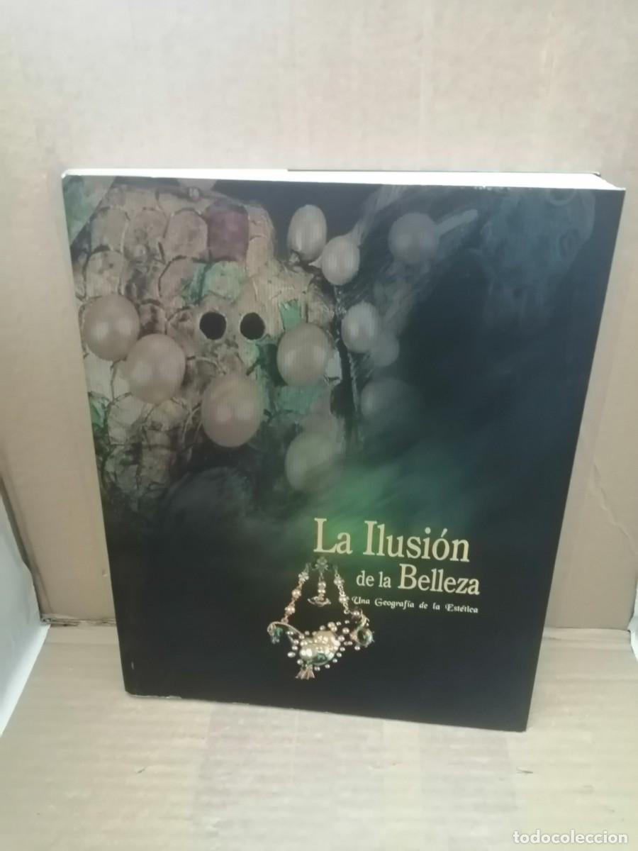Libri di seconda mano: LA ILUSI&Oacute;N DE LA BELLEZA. Una geograf&iacute;a de la est&eacute;tica (Cat&aacute;logo exposici&oacute;n, Madrid 2001)