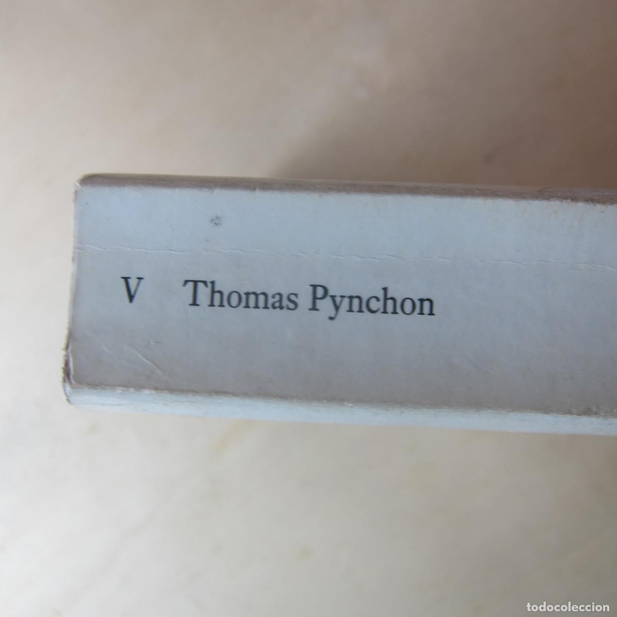 Libros de segunda mano: V - THOMAS PYNCHON (PICADOR) IDIOMAS NOVELA - Foto 3