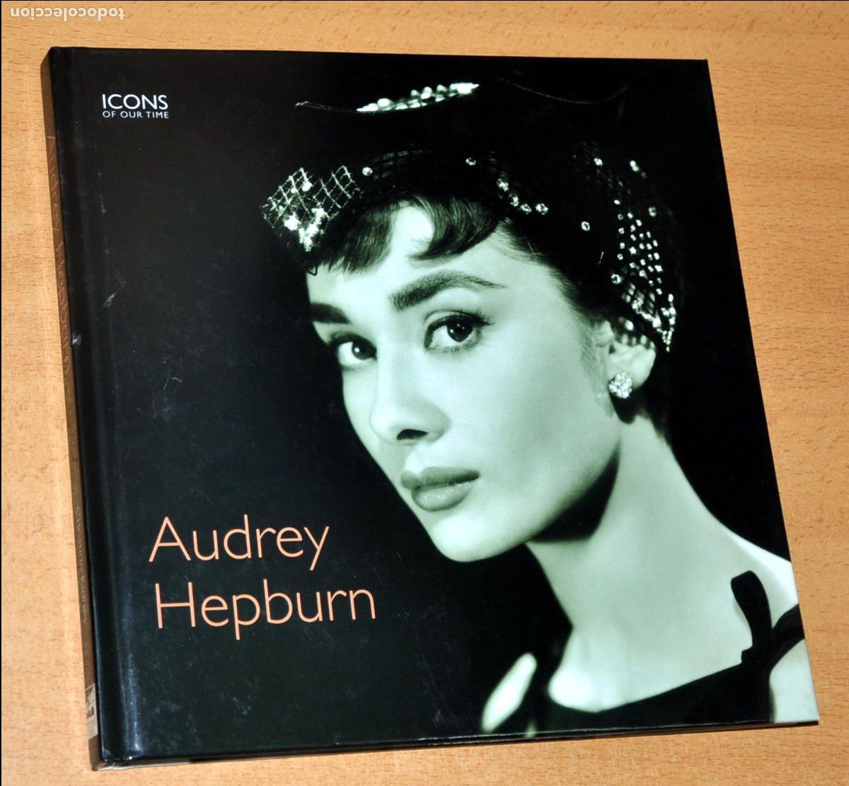 Libros de segunda mano: LIBRO EN INGL&Eacute;S DE FOTOGRAF&Iacute;AS - AUDREY HEPBURN - ICON OF OUR TIME - ED. PULTENEY PRESS - A&Ntilde;O 2009.