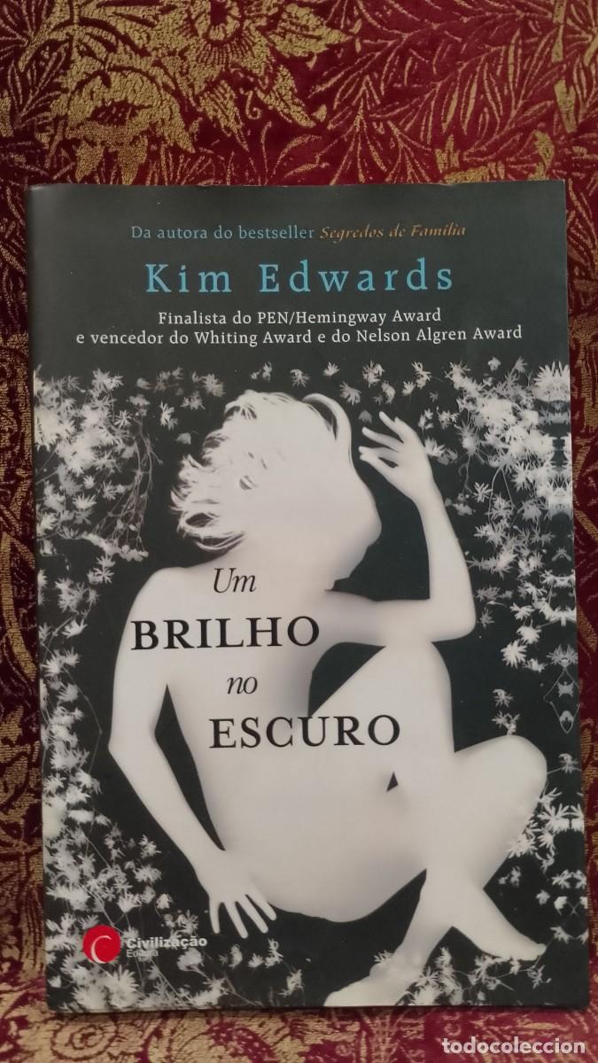 Libros de segunda mano: Um Brilho no Escuro - Kim Edwards