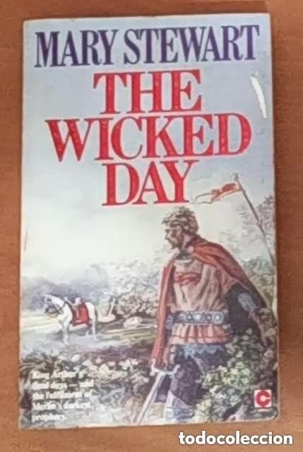 Libros de segunda mano: THE WICKED DAY -- King Arthur. Merlin darkest prophecy - MARY STEWART -EN INGLES