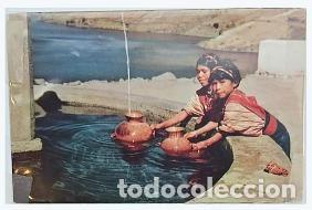 Libros de segunda mano: TS) CIRCA 1955 GUATEMALA, POSTCARD,WOMEN COLLECTING WATER IN CLAY VESSELS AT A STONE FOUNTAIN NEAR S