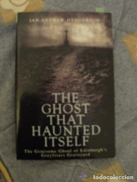 Libros de segunda mano: THE GHOST THAT HAUNTED ITSELF - EN INGLES . 208 paginas A&Ntilde;O 2011 . Greyfrair's Cemetery