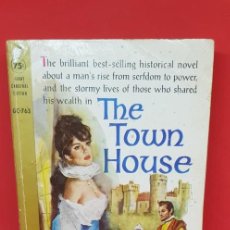 Libros de segunda mano: THE TOWN HOUSE BY NORA LOFTS 1ST CARDINAL 1961(RARE). Lote 199197063
