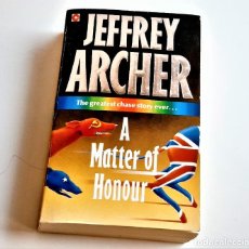 Libros de segunda mano: 1990 LIBRO JEFFREY ARCHER A MATTHER OF HONOUR - 12 X 18.CM. Lote 244866715