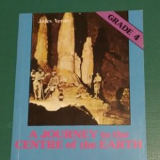 Libros de segunda mano: A JURNEY TO THE CENTRE OF THE EARTH DE JULIO VERNE EDITORIAL ALHAMBRA EDICIÓN 1990. GRADO 4. Lote 346875158