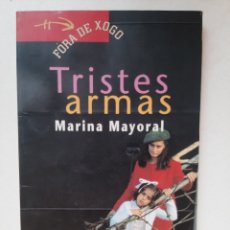 Libros de segunda mano: TRISTES ARMAS - MARINA MAYORAL (FORA DE XOGO). Lote 351020394