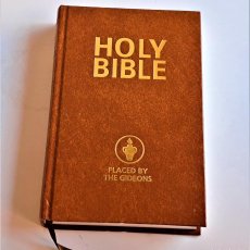 Libros de segunda mano: LIBRO HOLY BIBLE - 13 X 20.CM. Lote 393408024