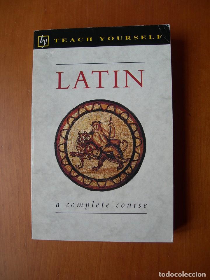 Libros de segunda mano: LATIN A COMPLETE COURSE / GAVIN BETTS - Foto 1