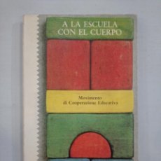 Libros de segunda mano: A LA ESCUELA CON EL CUERPO. MOVIMIENTO DI COOPERAZIONE EDUCATIVA. Lote 357068115