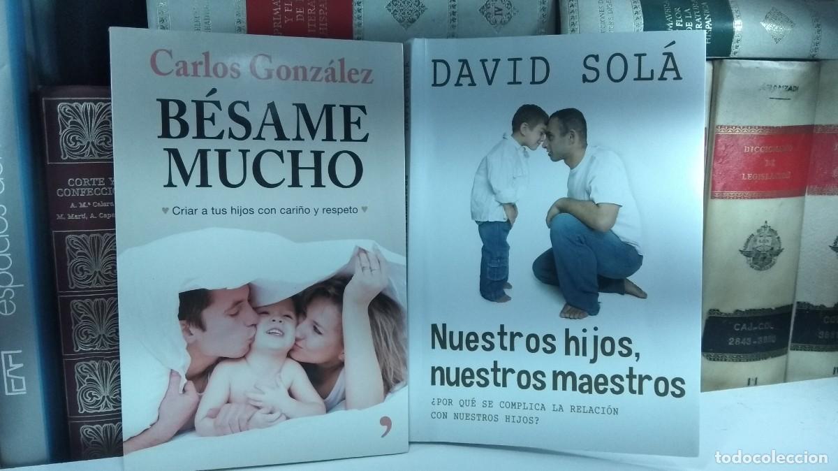 Libros de segunda mano: B&Eacute;SAME MUCHO. Carlos Gonz&aacute;lez / NUESTROS HIJOS, NUESTROS MAESTROS. David Sol&aacute;.