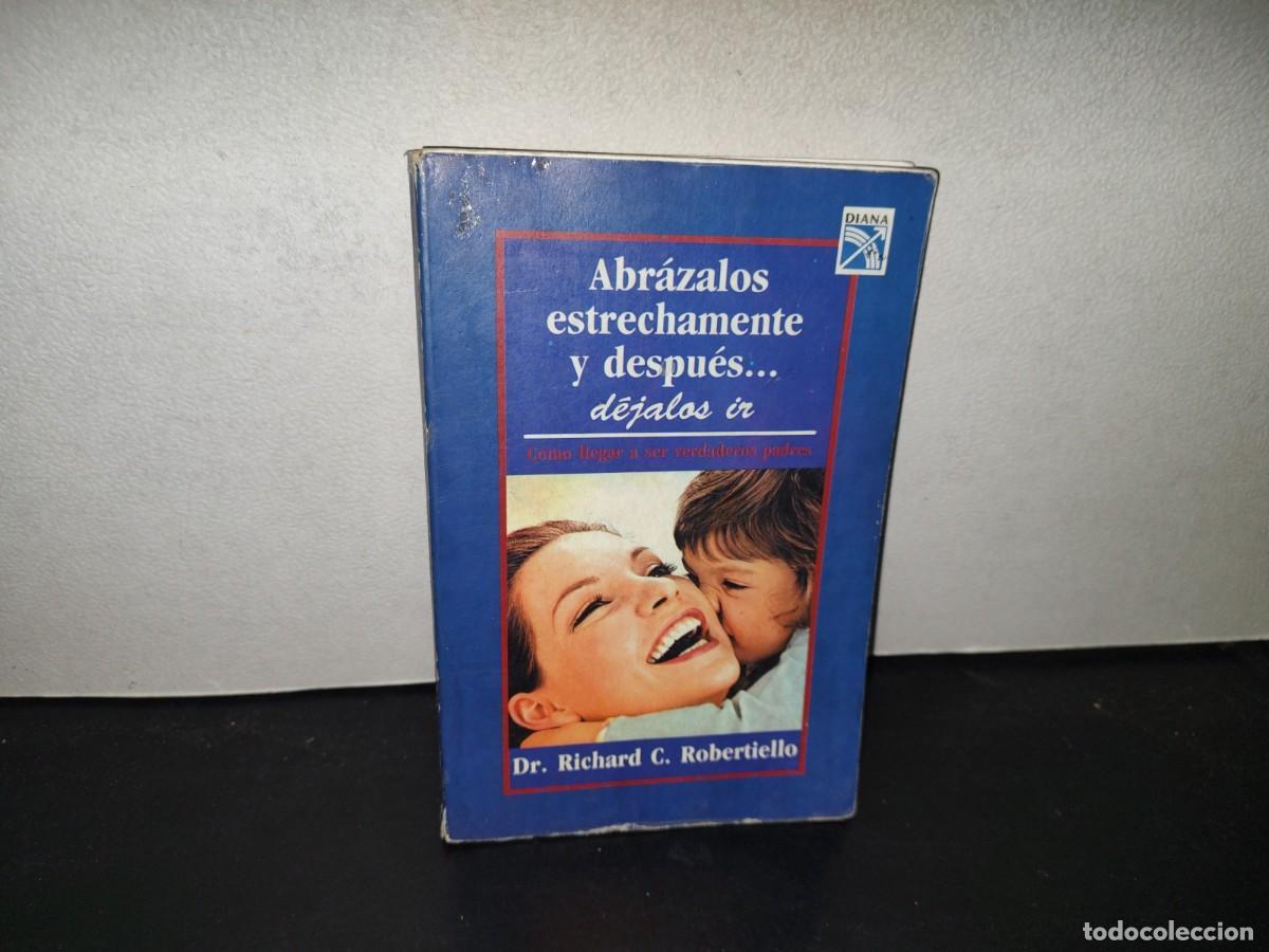 Libros de segunda mano: 199- Abr&aacute;zalos Estrechamente Y Despu&eacute;s... D&eacute;jalos Ir - Dr. Richard C. Robertiello