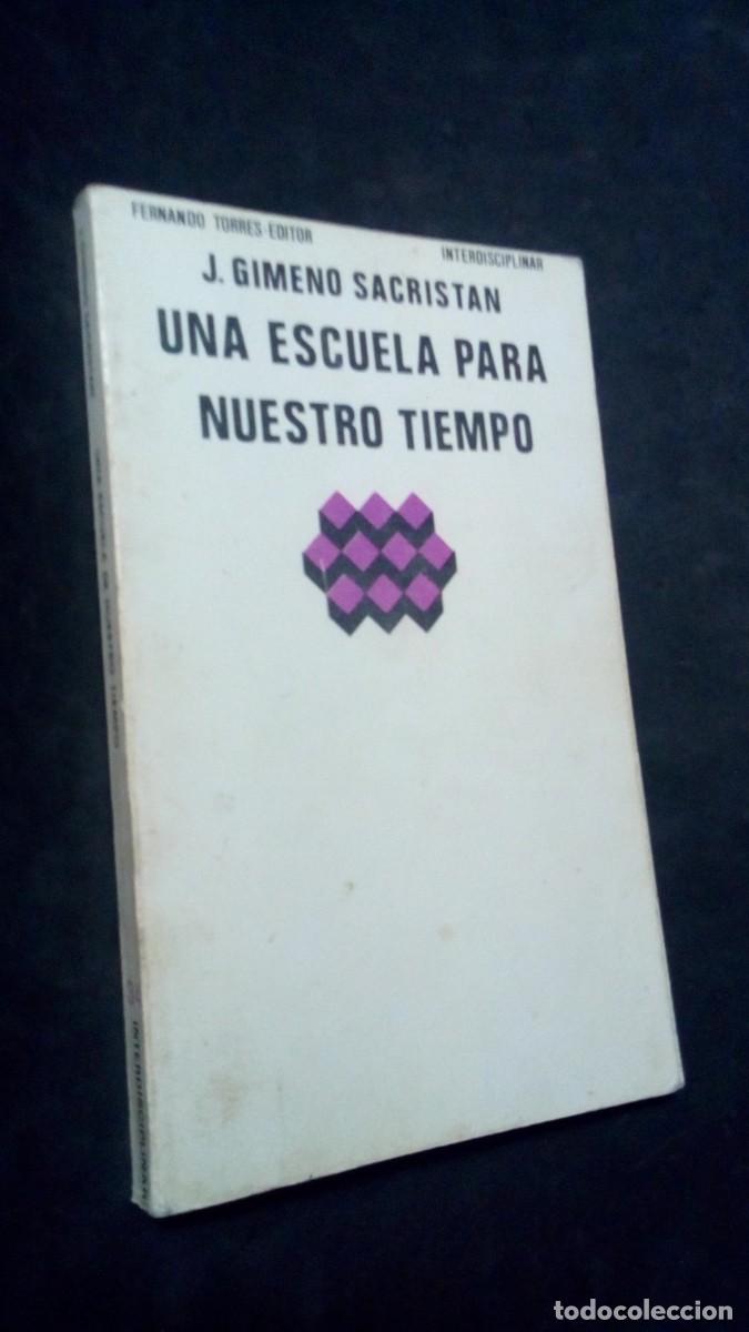 Libros de segunda mano: UNA ESCUELA PARA NUESTRO TIEMPO / GIMENO SACRISTAN, J.