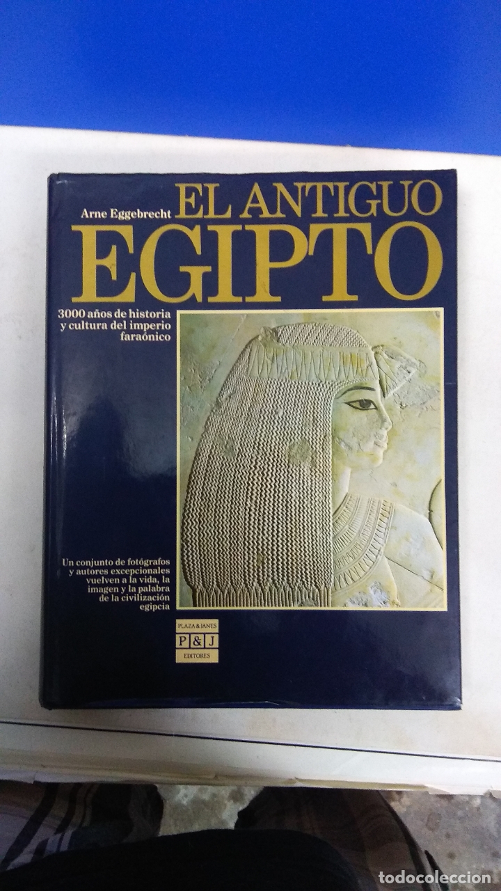 Libros de segunda mano: LIBRO CATALOGO EL ANTIGUO EGIPTO ARNE EGGEBRECHT PLAZA Y JAMES