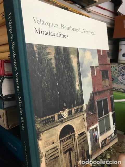Libros de segunda mano: MIRADAS AFINES / VEL&Aacute;ZQUEZ, REMBRANDT, VERMEER / MUSEO NACIONAL DEL PRADO. 2019