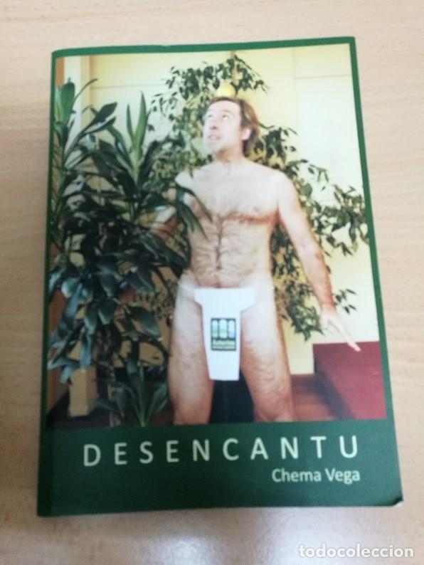 Libros de segunda mano: Libro poemas en asturiano bable Desencantu de Chema vega