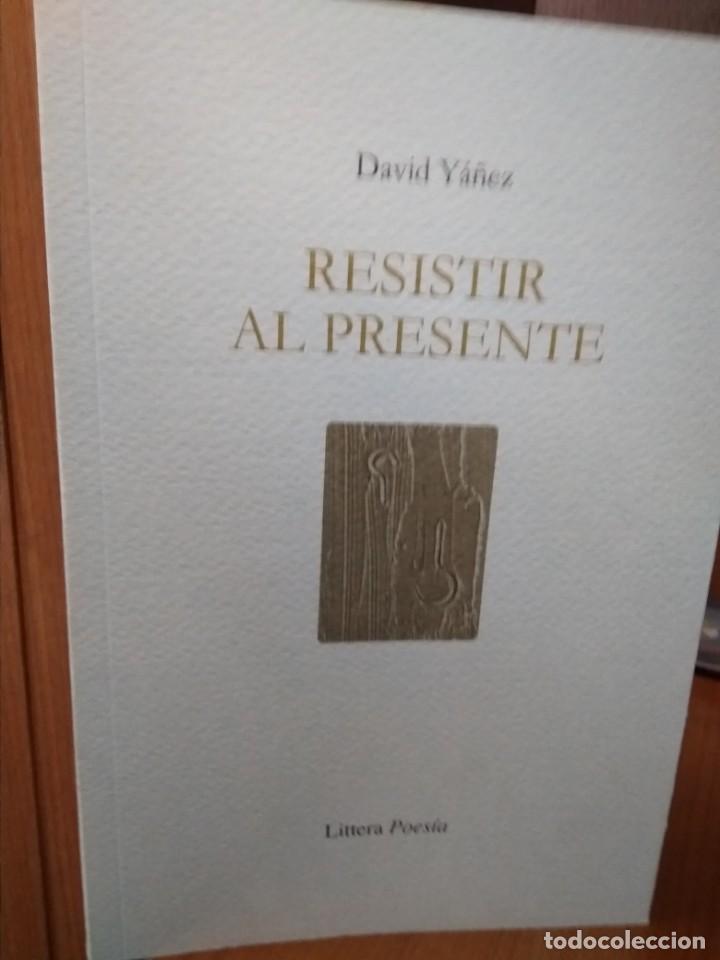 Libros de segunda mano: Resistir al presente. David Y&aacute;&ntilde;ez - Foto 1