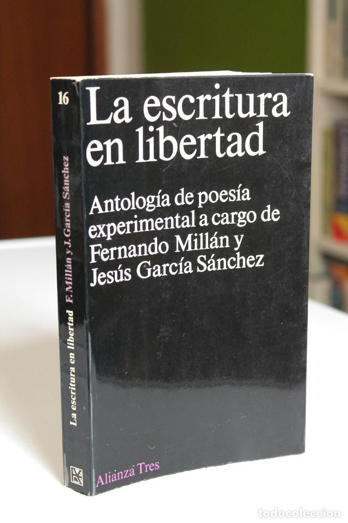 Libros de segunda mano: La escritura en libertad. Antolog&iacute;a de poes&iacute;a experimental a cargo de F. Mill&aacute;n y J. Garc&iacute;a S&aacute;nchez