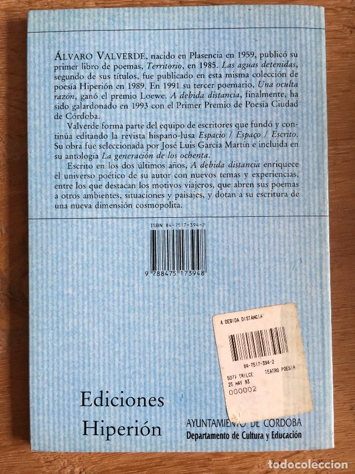 Libros de segunda mano: A DEBIDA DISTANCIA - Alvaro Valverde - Foto 2