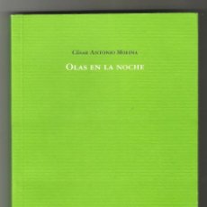 Libros de segunda mano: CÉSAR ANTONIO MOLINA OLAS EN LA NOCHE PRE-TEXTOS POESÍA 2001 FIRMADO Y DEDICADO. Lote 304566843