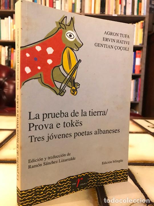 Libros de segunda mano: La prueba de la Tierra. Prova e tok&euml;s. Tres j&oacute;venes poetas albaneses.