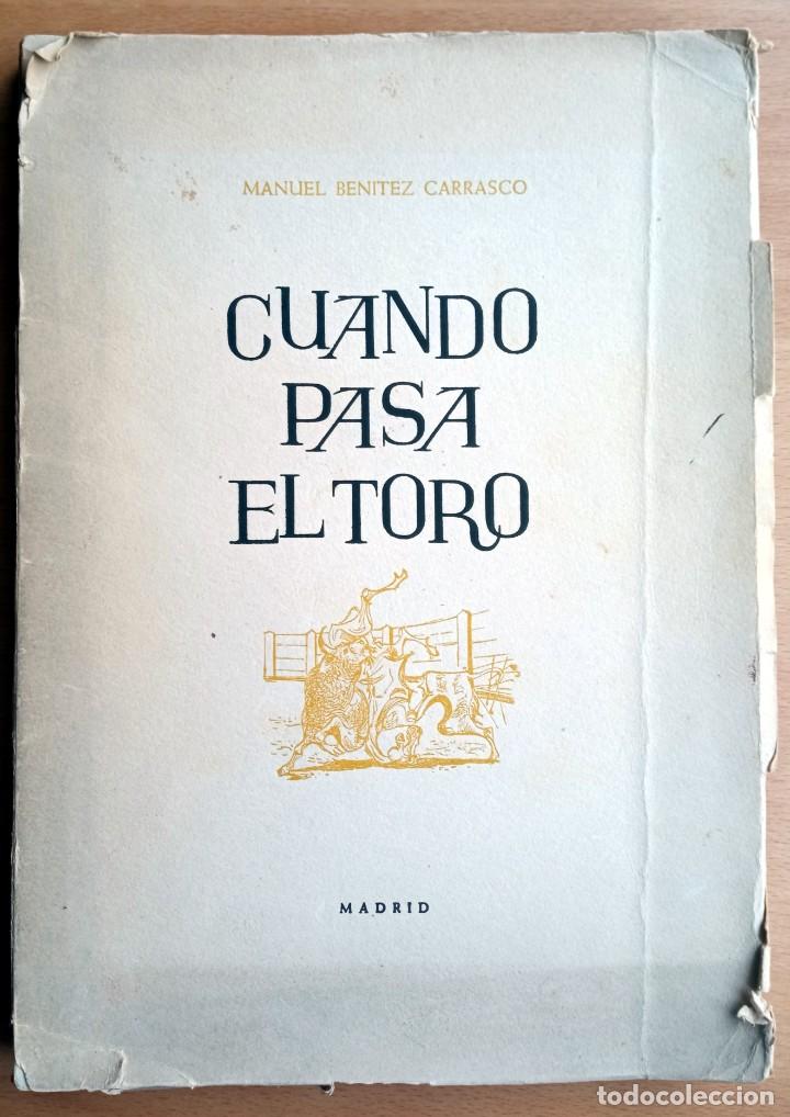 Libros de segunda mano: Cuando pasa el toro, de Manuel Benitez Carrasco. - Foto 1