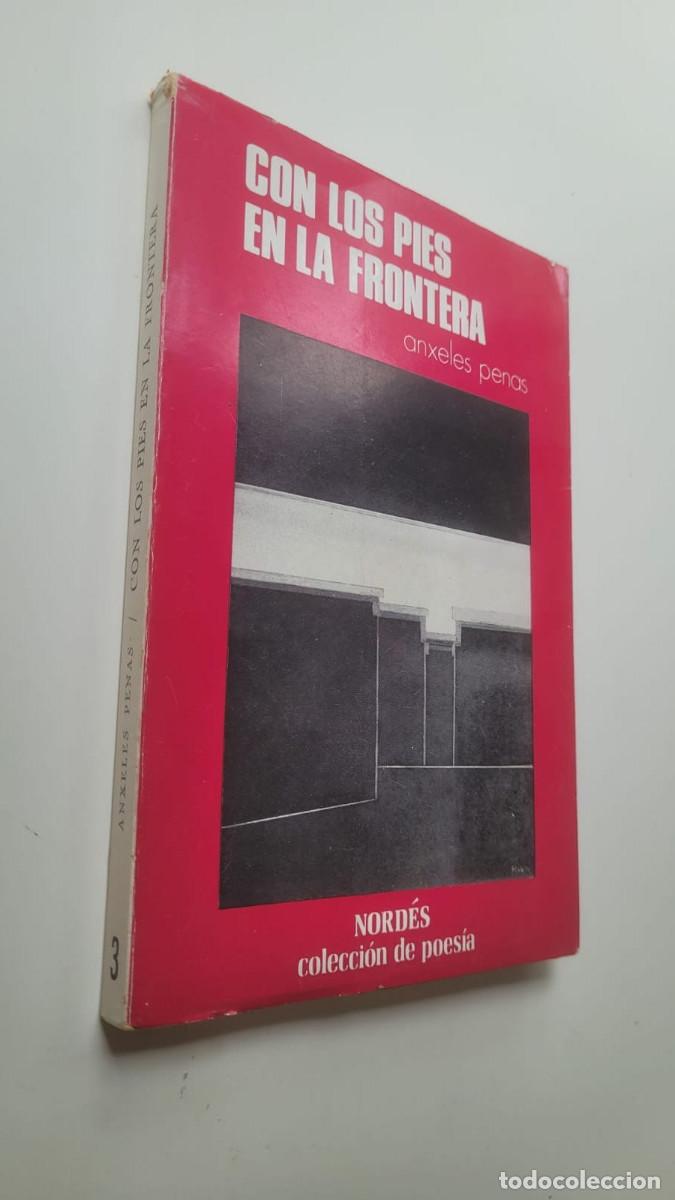 Libri di seconda mano: CON LOS PIES EN LA FRONTERA - ANXELES PENAS (DEDIDADO Y FIRMADO POR LA AUTORA)