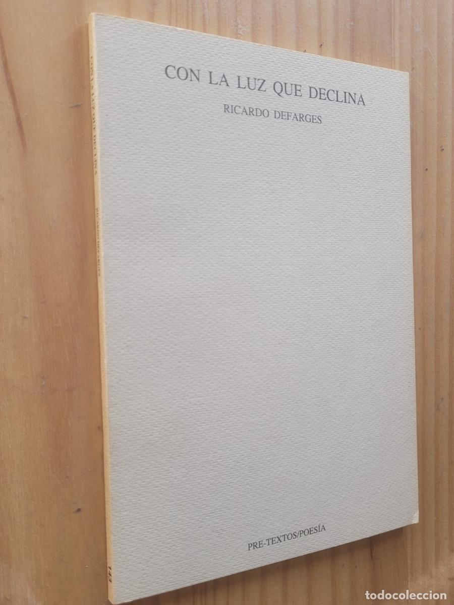 Libros de segunda mano: CON LA LUZ QUE DECLINA - RICARDO DEFARGES - Foto 1