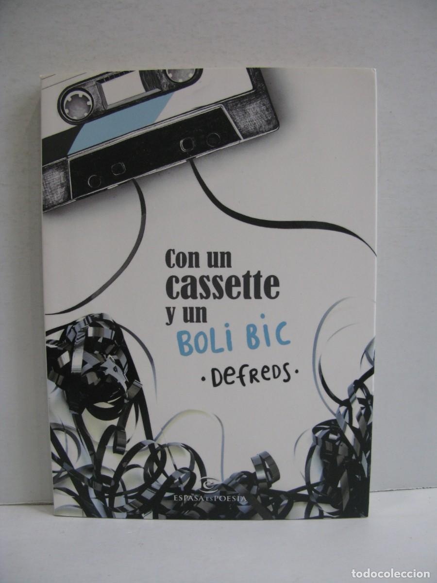 Libri di seconda mano: CON UN CASSETTE Y UN BOLI BIC - DEFREDS (Jos&eacute; A. G&oacute;mez Iglesias) - ESPASA ES POES&Iacute;A 2018